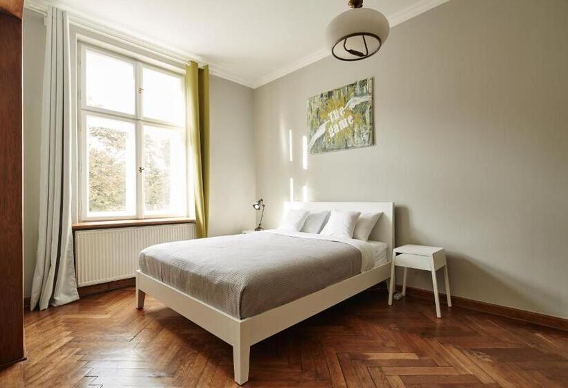 דירת שני חדרים, Playroom Apart