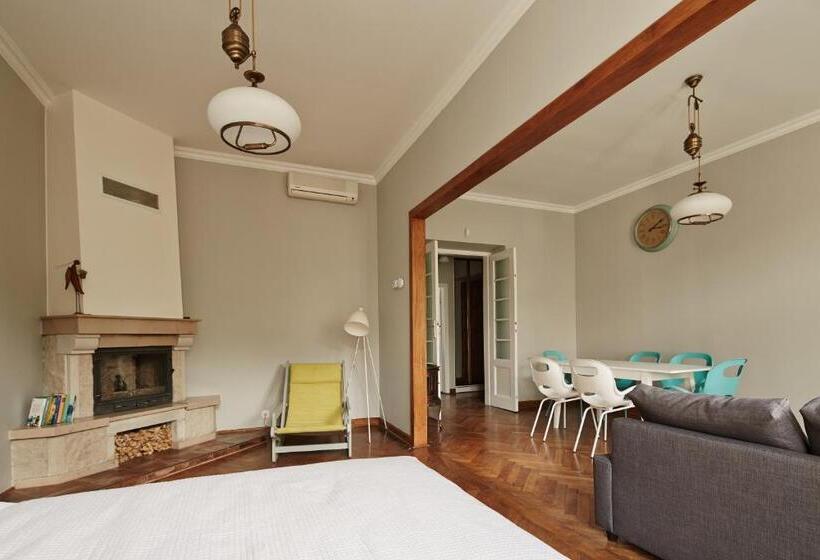 דירת שני חדרים, Playroom Apart