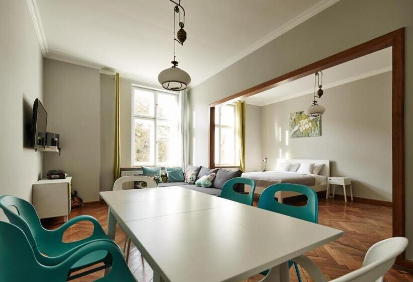 דירת שני חדרים, Playroom Apart