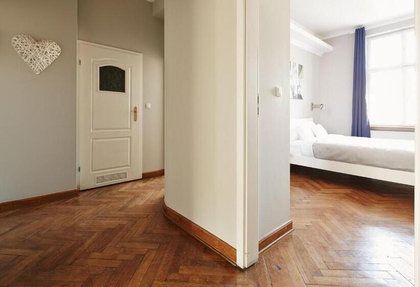 דירת שני חדרים, Playroom Apart