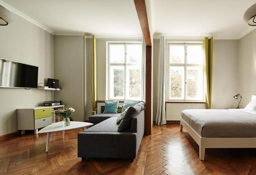 דירת שני חדרים, Playroom Apart