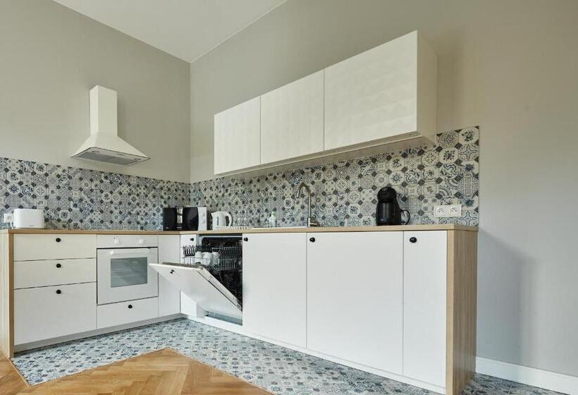 דירת חדר, Playroom Apart