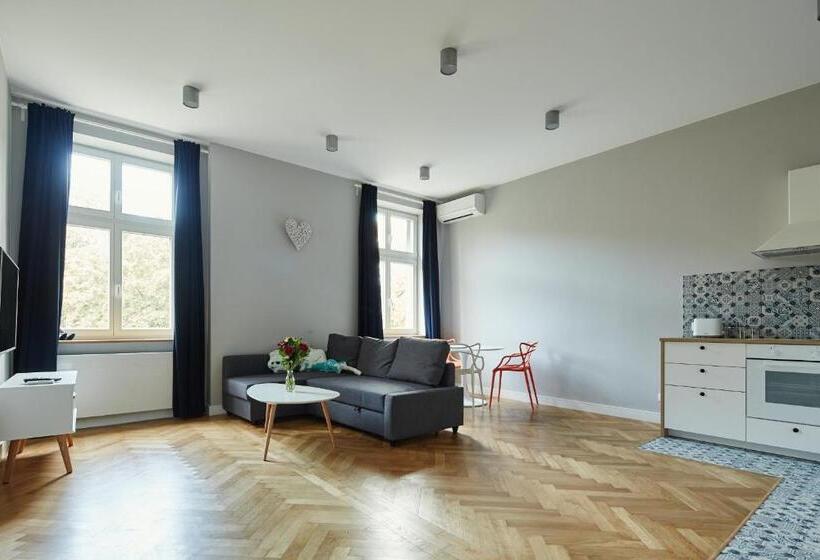 דירת חדר, Playroom Apart