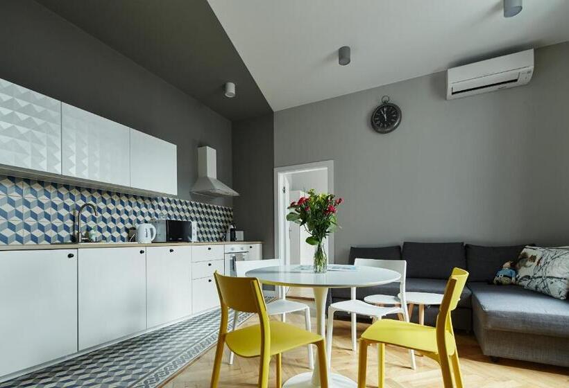 דירת שני חדרים, Playroom Apart