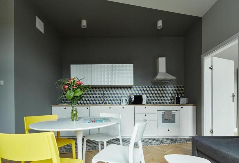 דירת שני חדרים, Playroom Apart