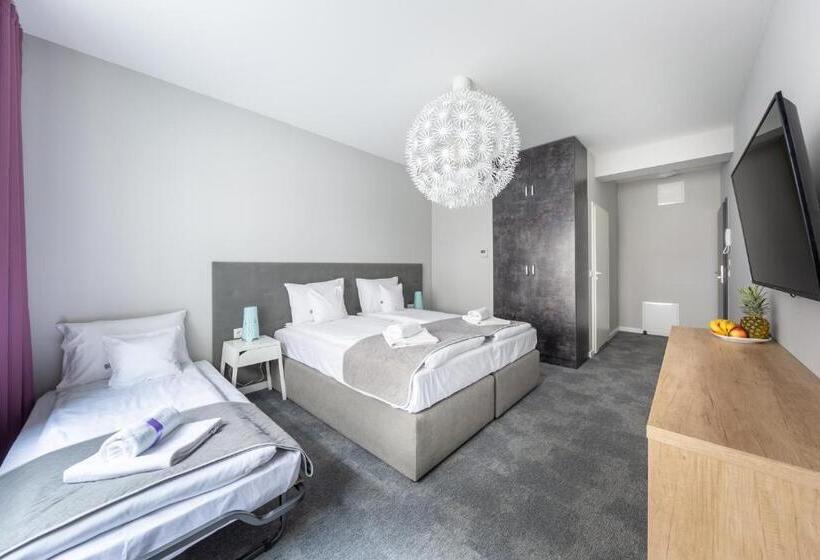 חדר סטנדרט לשלושה, Playroom Apart