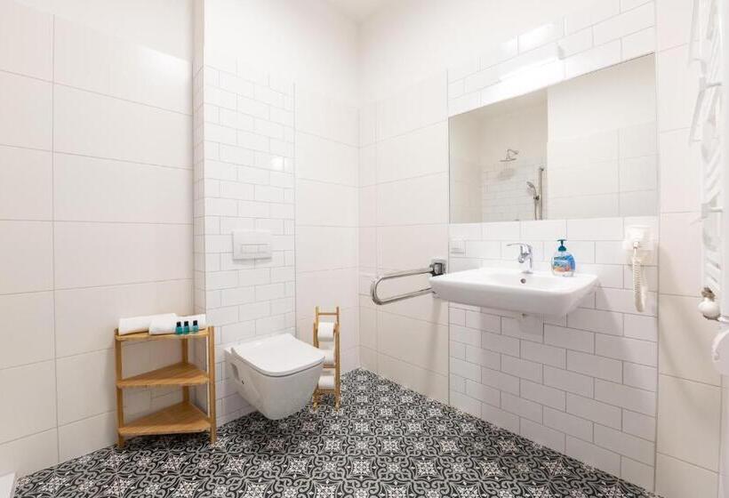 חדר אקונומי לשלושה, Playroom Apart