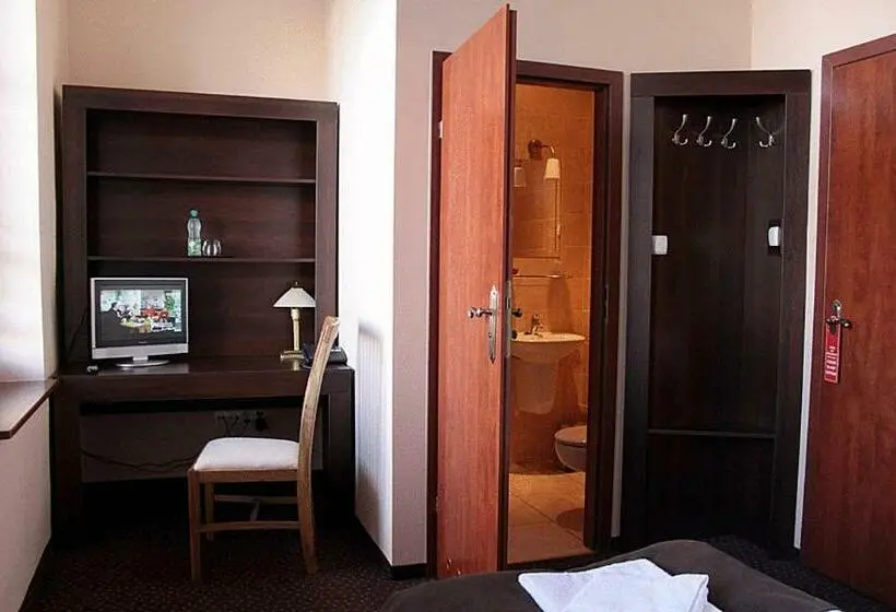 Standard Yhden Hengen Huone, A  Propos Hotel, Restauracja, Club