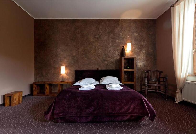 스위트, A  Propos Hotel, Restauracja, Club