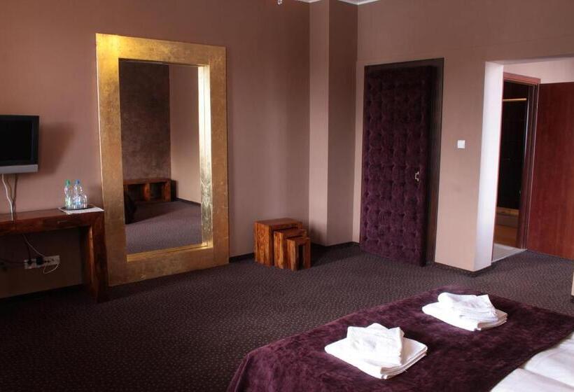 스위트, A  Propos Hotel, Restauracja, Club