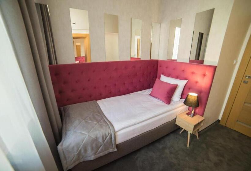 اتاق استاندارد سه نفره, Arte