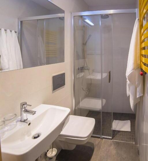 اتاق اکونومی, Arte