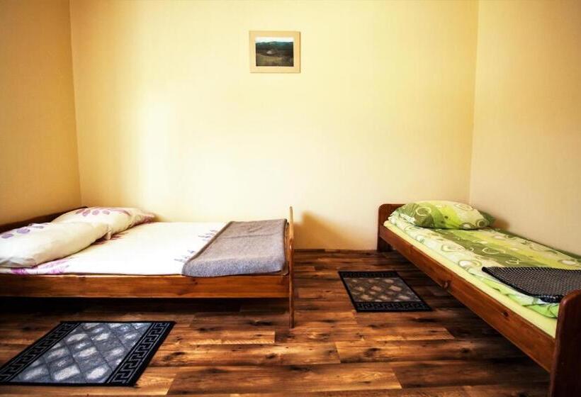 חדר סטנדרט לשלושה עם חדר אמבטיה משוף, Kremenaros