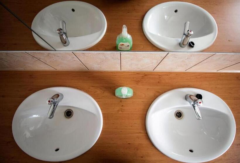 חדר סטנדרט לשלושה עם חדר אמבטיה משוף, Kremenaros