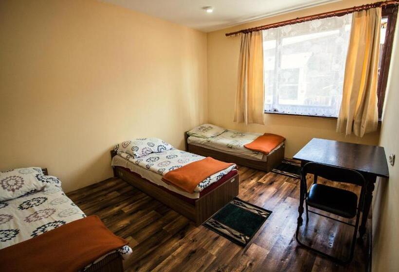 חדר סטנדרט לשלושה עם חדר אמבטיה משוף, Kremenaros