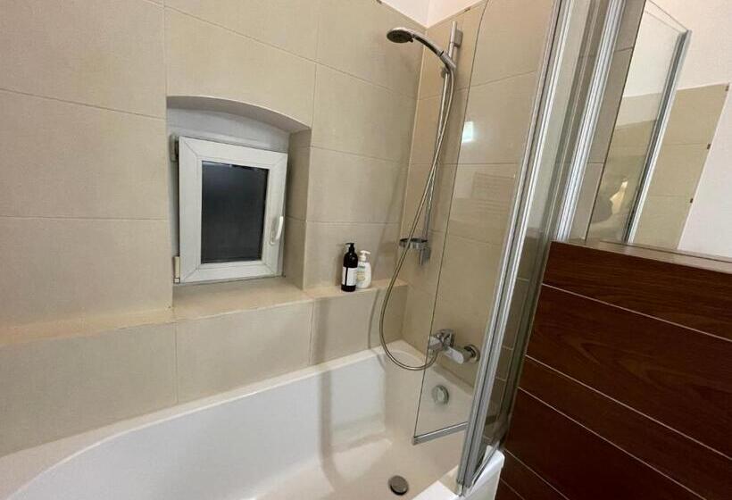 اتاق استاندارد, U Romana