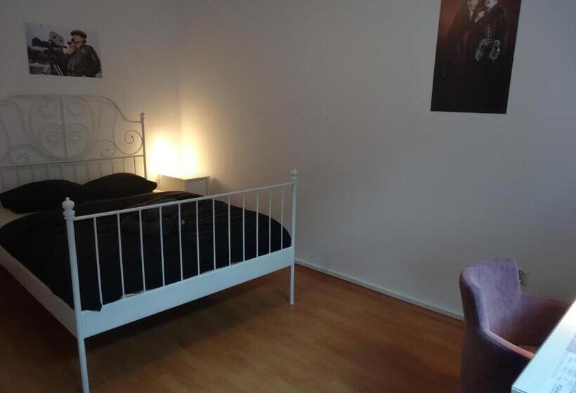 اتاق استاندارد با سرویس بهداشتی مشترک, U Romana