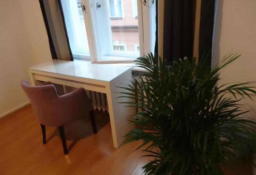 اتاق استاندارد با سرویس بهداشتی مشترک, U Romana