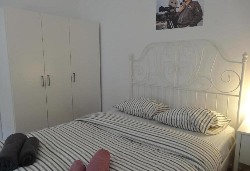 اتاق استاندارد با سرویس بهداشتی مشترک, U Romana