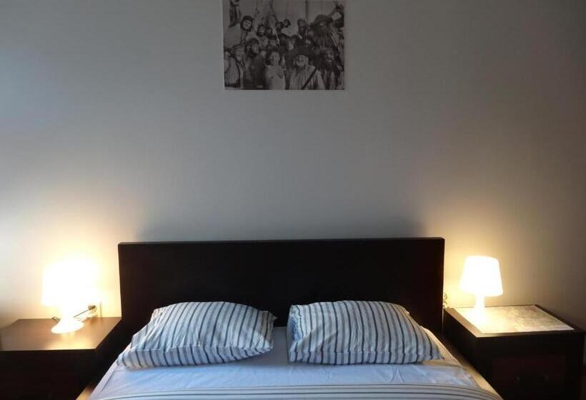 اتاق استاندارد با سرویس بهداشتی مشترک, U Romana