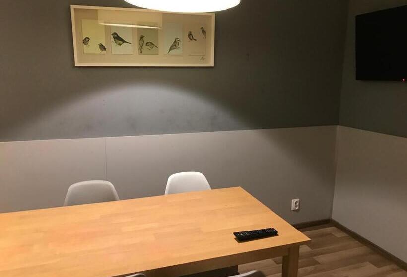 اتاق اکونومی, U Romana