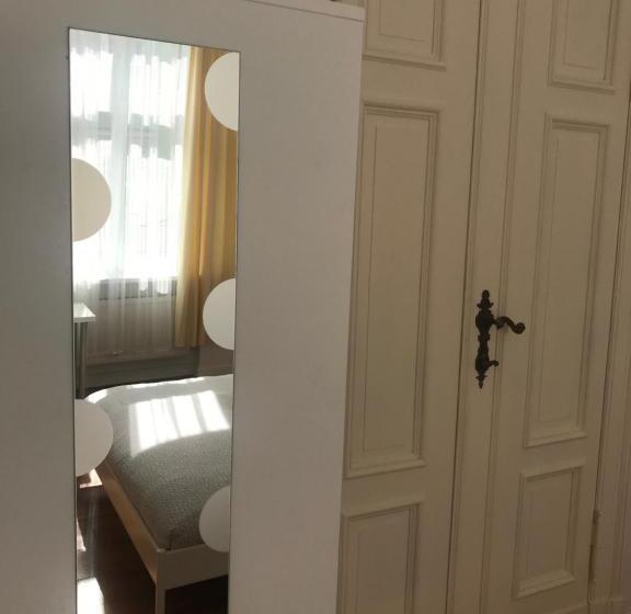 اتاق خانوادگی, U Romana