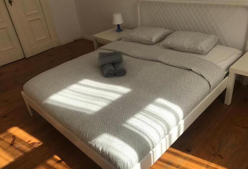 اتاق خانوادگی, U Romana