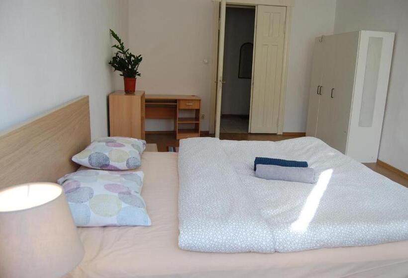 اتاق لوکس با بالکن, U Romana