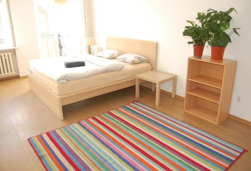 اتاق لوکس با بالکن, U Romana