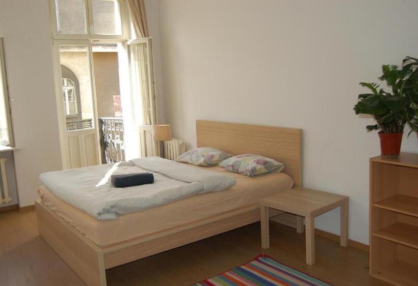 اتاق لوکس با بالکن, U Romana