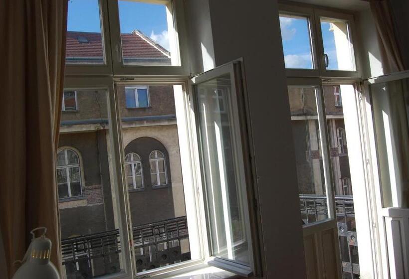 اتاق لوکس با بالکن, U Romana