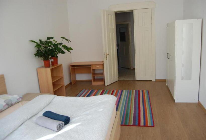 اتاق لوکس با بالکن, U Romana