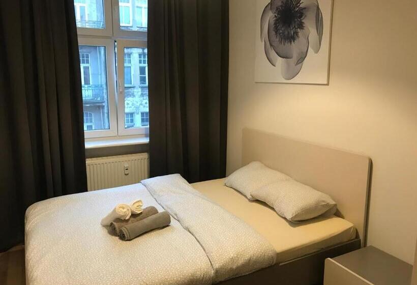 اتاق سوپریور با چشم‌انداز شهر, U Romana