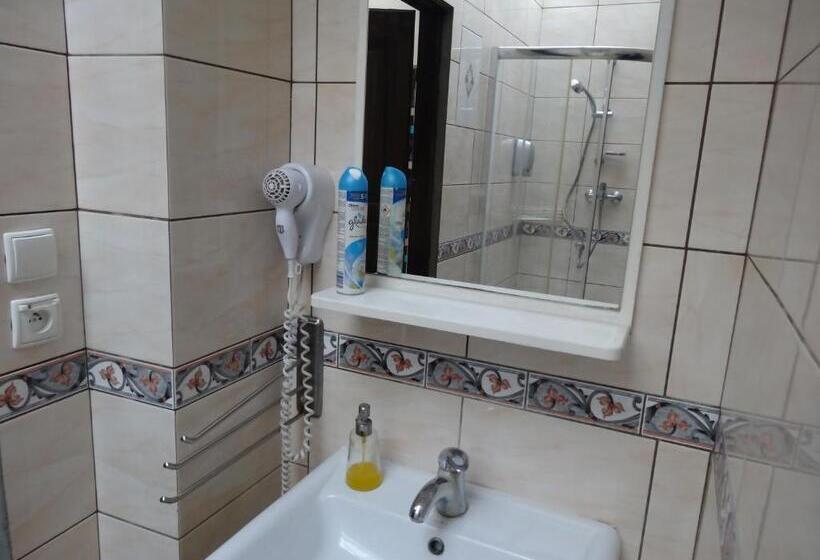 اتاق چهار تخته با دستشویی مشترک, U Romana