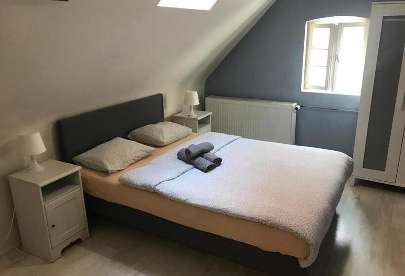 اتاق چهار تخته با دستشویی مشترک, U Romana