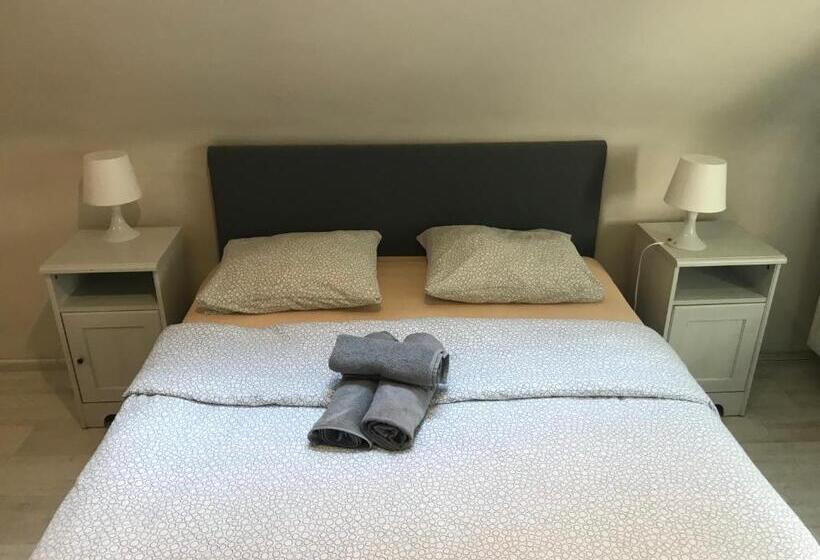 اتاق چهار تخته با دستشویی مشترک, U Romana