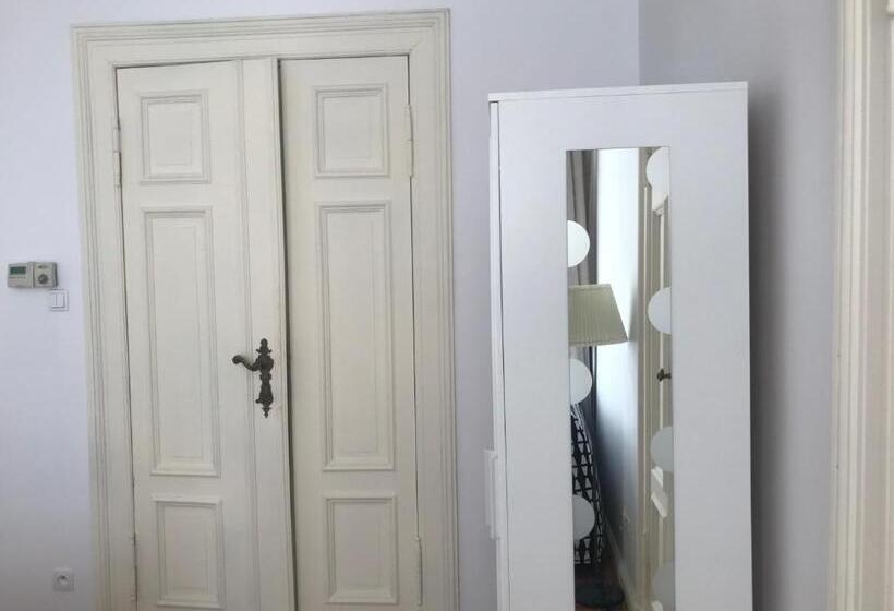 اتاق لوکس, U Romana