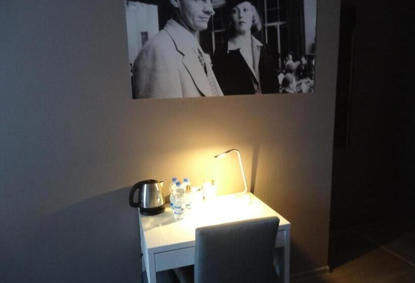 اتاق لوکس, U Romana