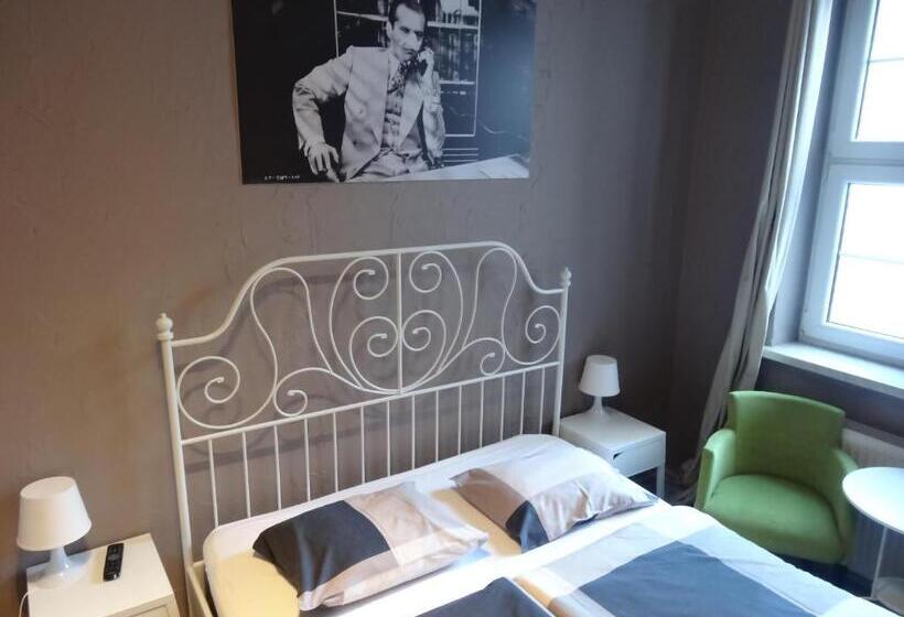 اتاق لوکس, U Romana