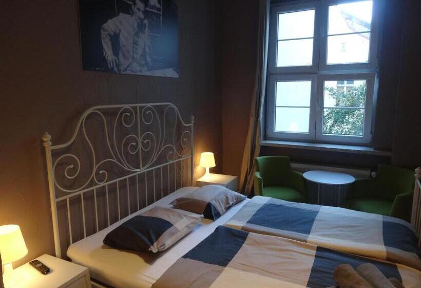 اتاق لوکس, U Romana