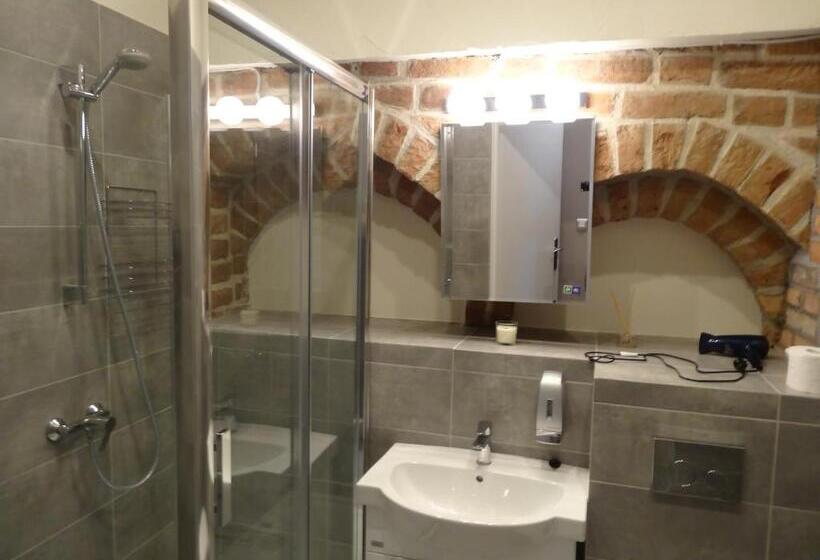 اتاق لوکس, U Romana