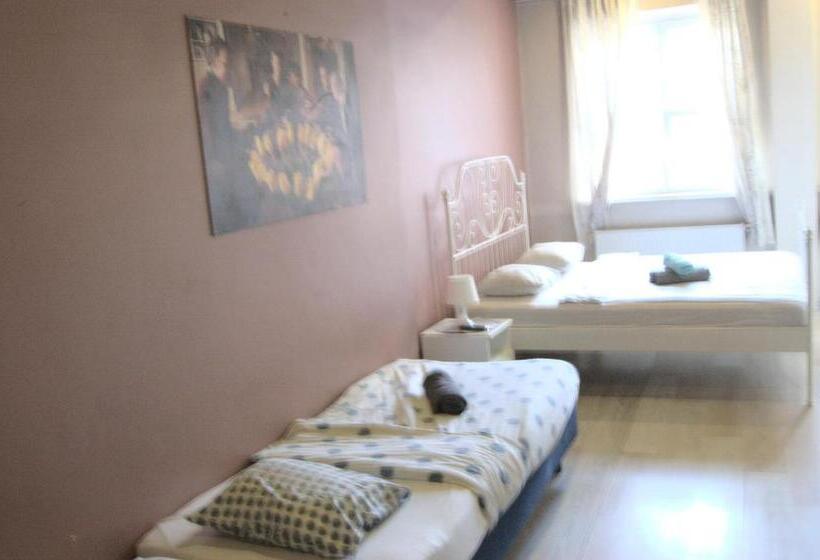 اتاق خانوادگی, U Romana