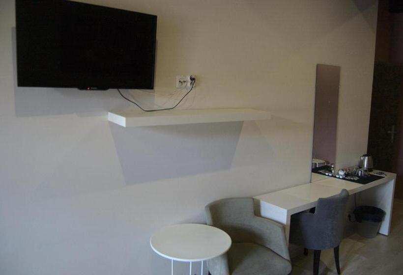 اتاق خانوادگی, U Romana