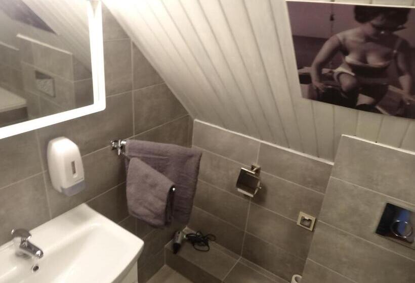 اتاق خانوادگی, U Romana