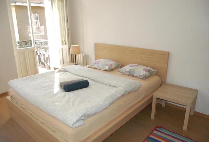 اتاق لوکس با بالکن, U Romana