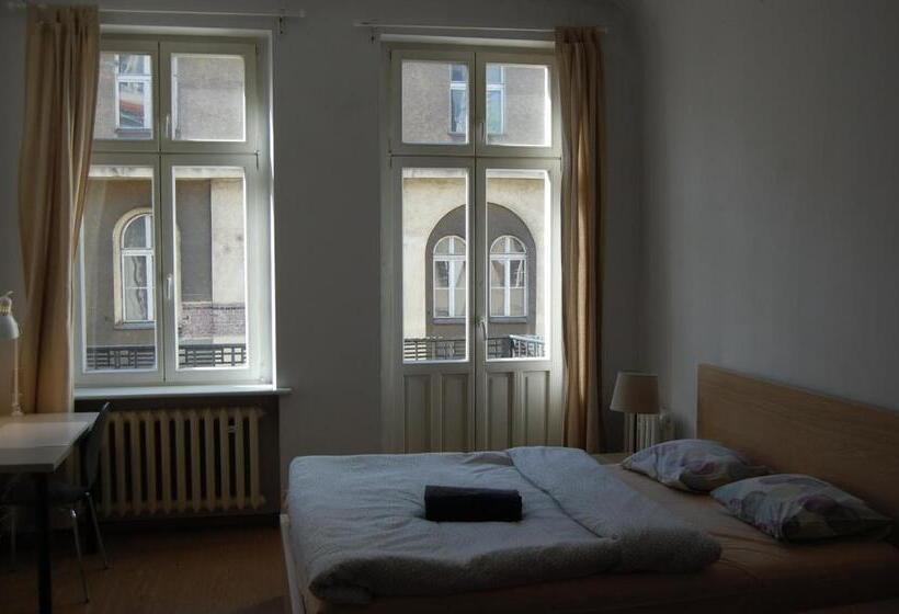 اتاق لوکس با بالکن, U Romana