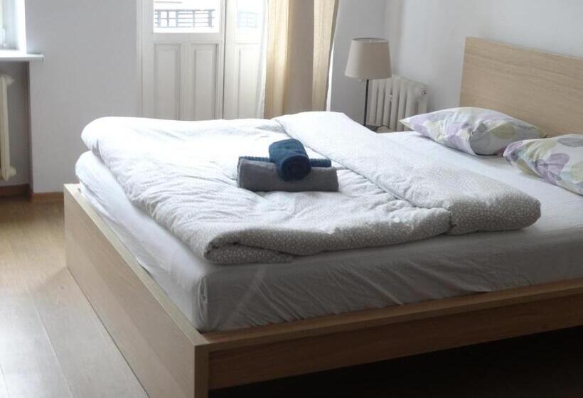 اتاق لوکس با بالکن, U Romana