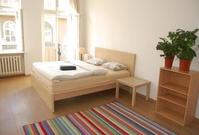 اتاق لوکس با بالکن, U Romana