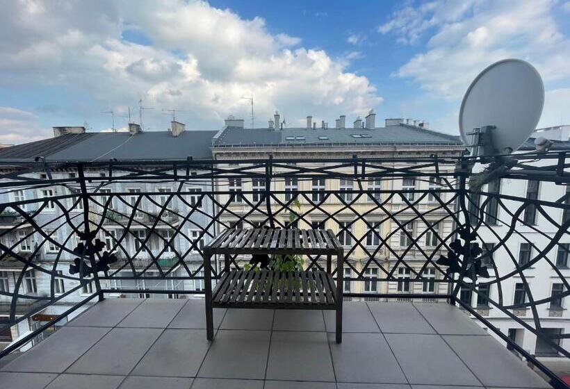 اتاق لوکس با بالکن, U Romana