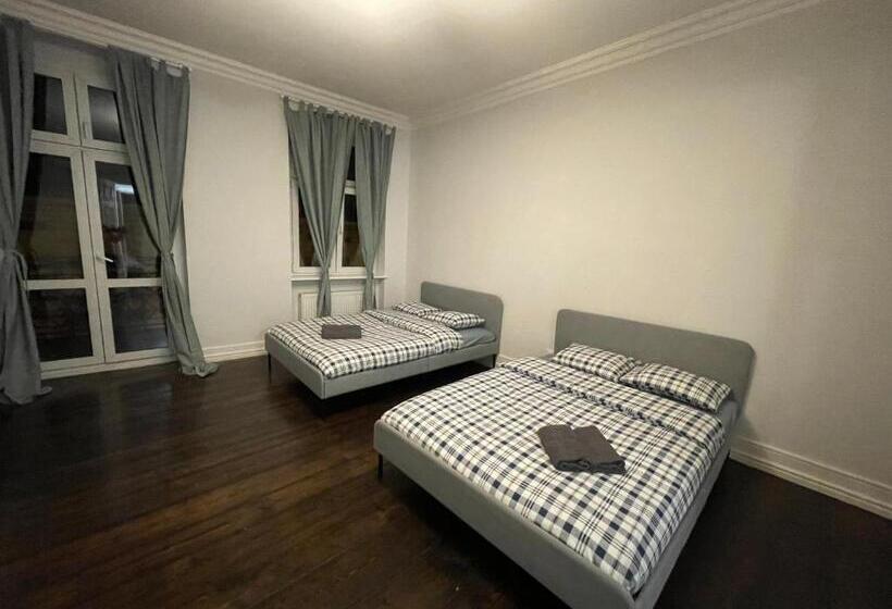 اتاق لوکس با بالکن, U Romana